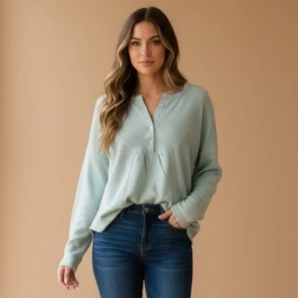 Blu Pepper Waffle Knit Blouse High-Low Hemline With Pleats- In Soft Mint